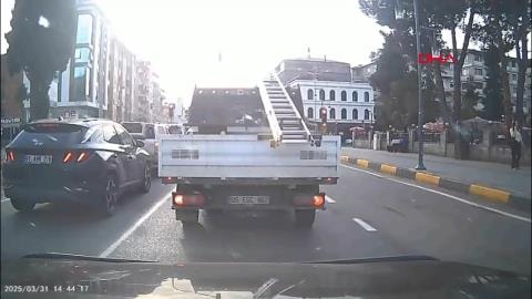 Elektrikli bisikletteki 2 öğrenciye minibüs çarptı