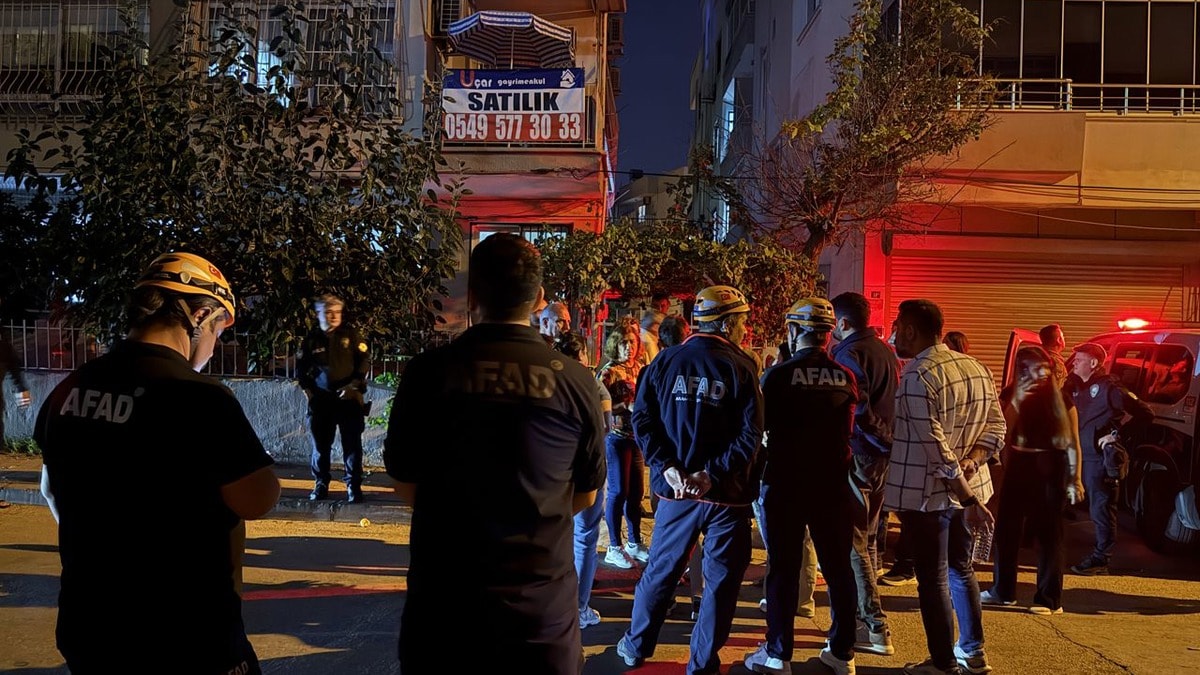 Çatlaklar oluşan 3 katlı bina tahliye edildi