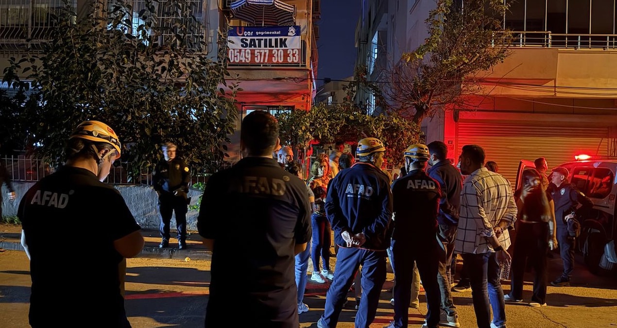 Mersin'in Yenişehir ilçesinde çatlaklar oluşan üç katlı bina tahliye edildi