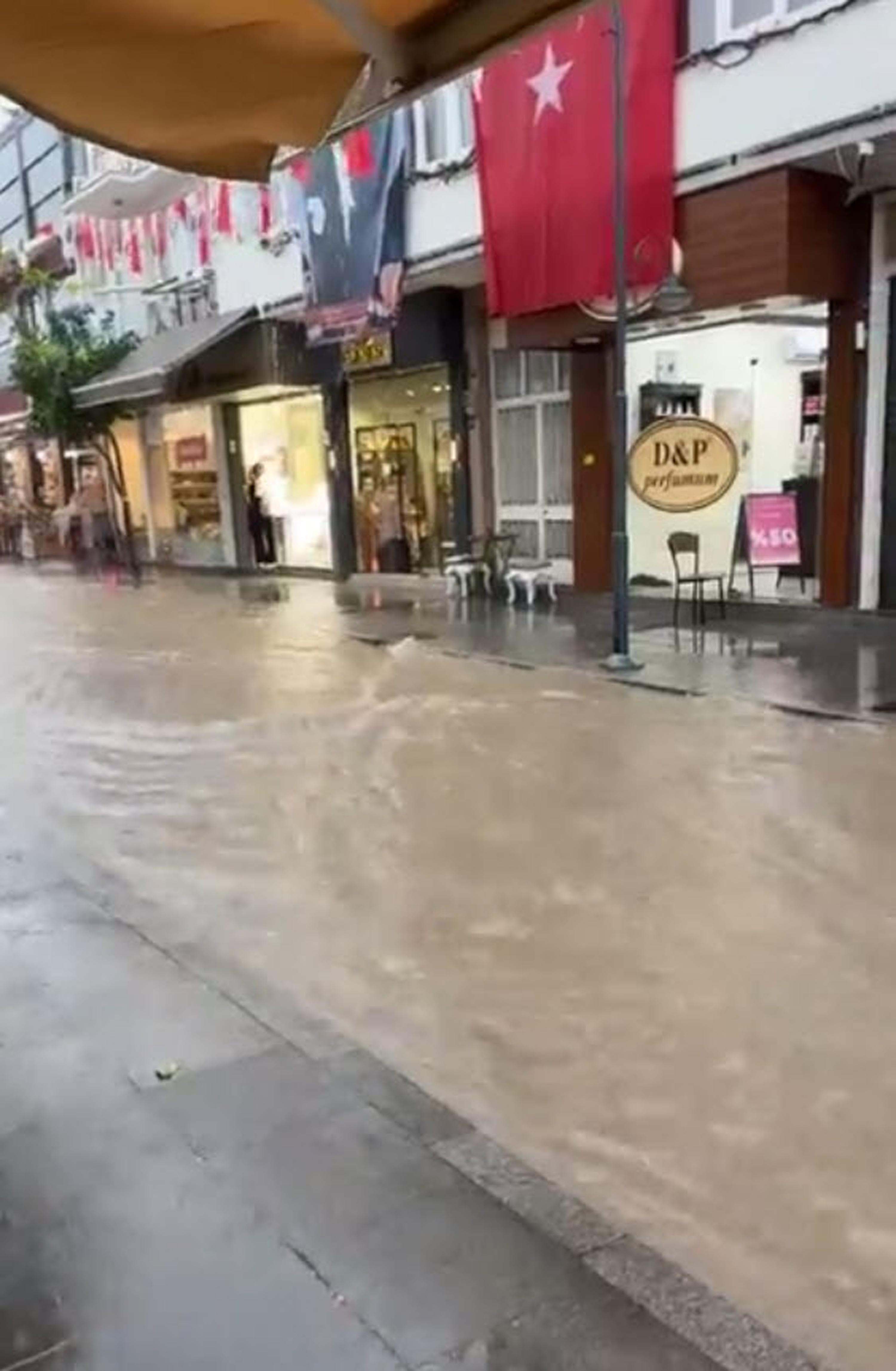 İzmir'de sağanak etkili oldu; cadde ve sokaklar su altında kaldı