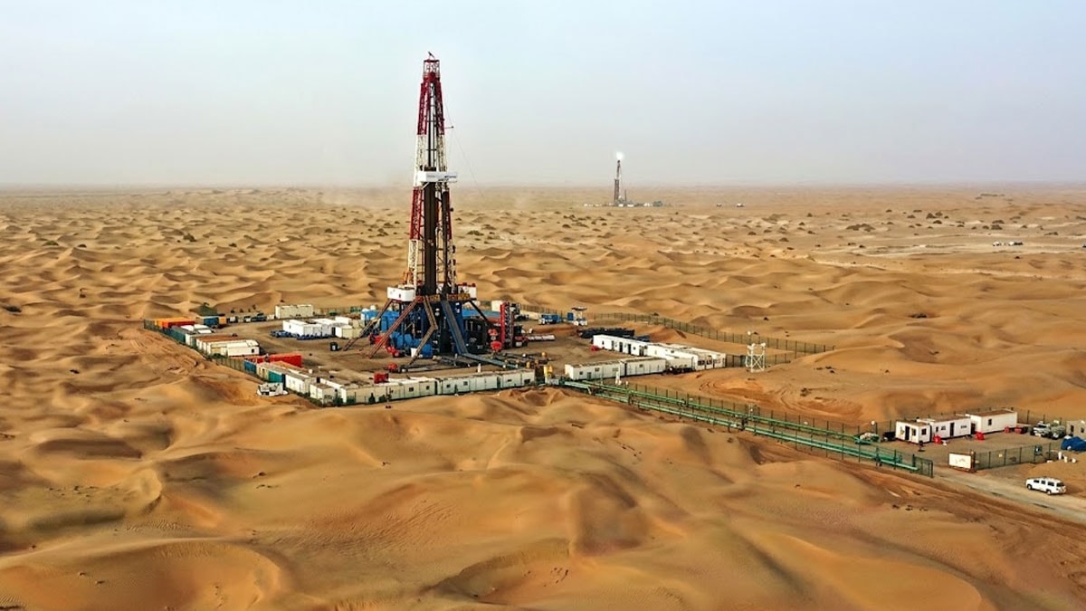 Çölün ortasında milyonlarca ton petrol ve doğalgaz fışkırıyor