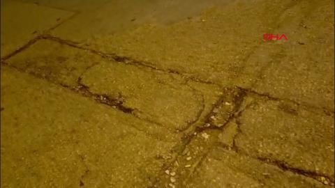 Adana’da sokaktaki çukur dehşet saçtı: Baba ve kızı yola savruldu