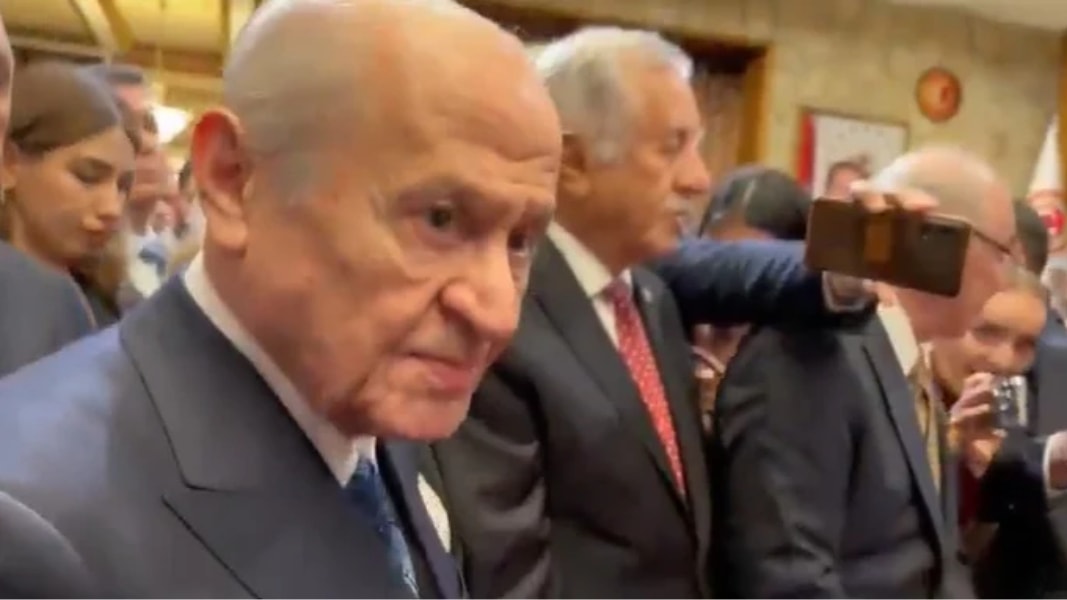 Erdoğan kürsüye çıktı, Yeni Parti salonu terk etti! Bahçeli'den ilk yorum geldi