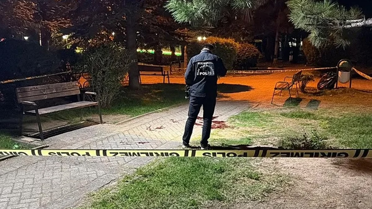 Eskişehir'de parkta bıçaklı kavga: 1 kişi ağır yaralandı