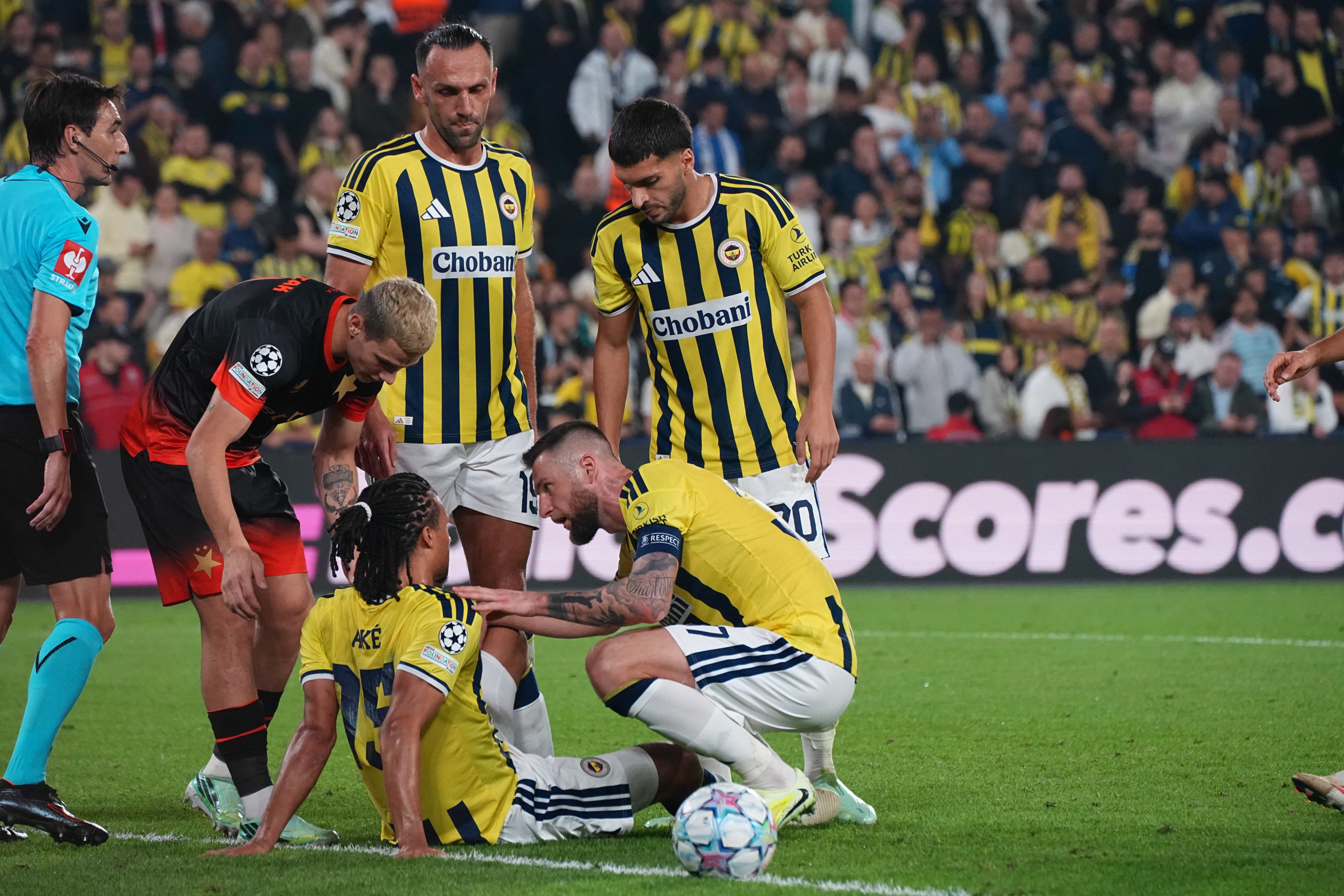 Fenerbahçe'de deprem: Asensio ve Ake'den İsmail Kartal'ı yıkan haber
