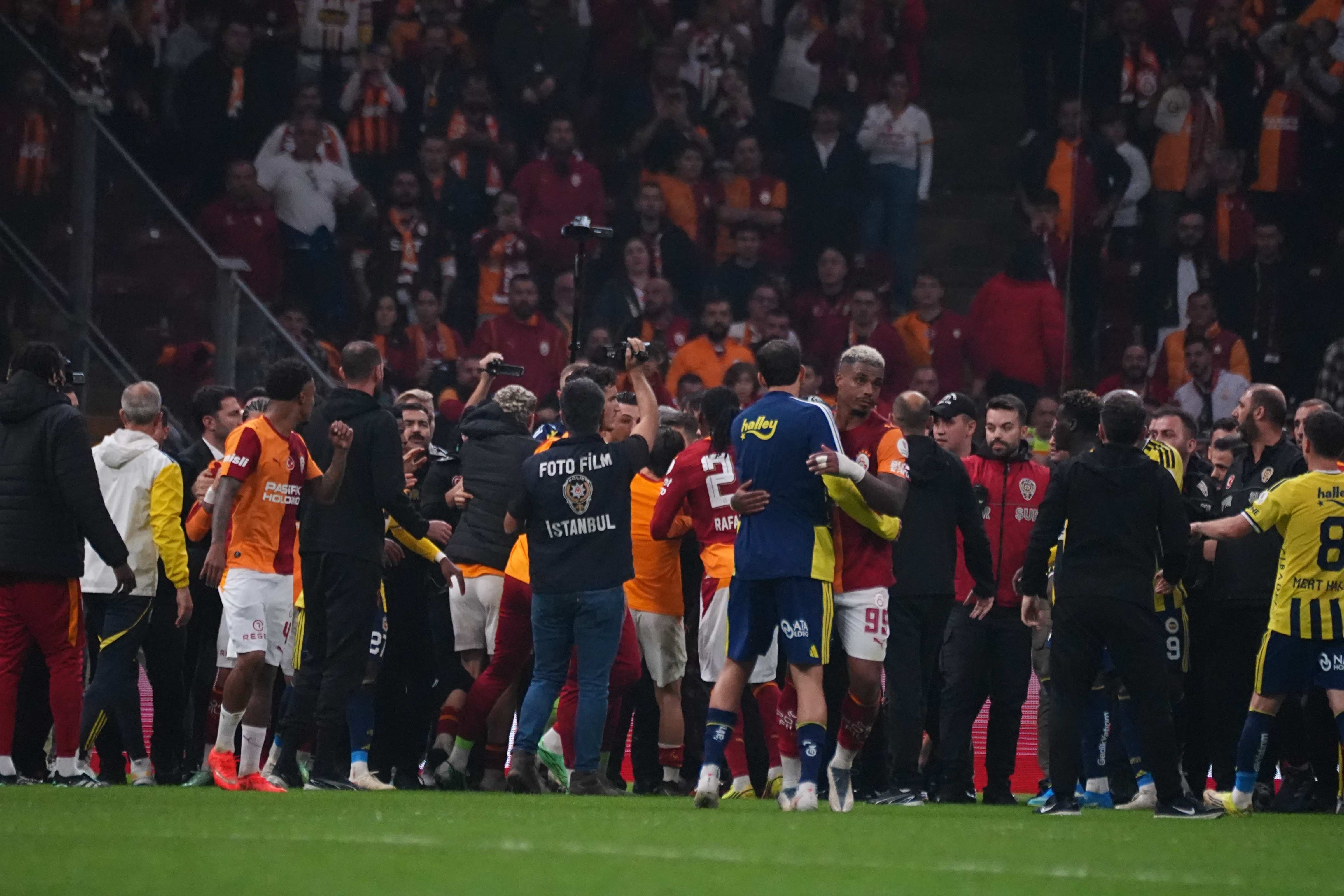 Derbideki gerginlik dünyanın diline düştü