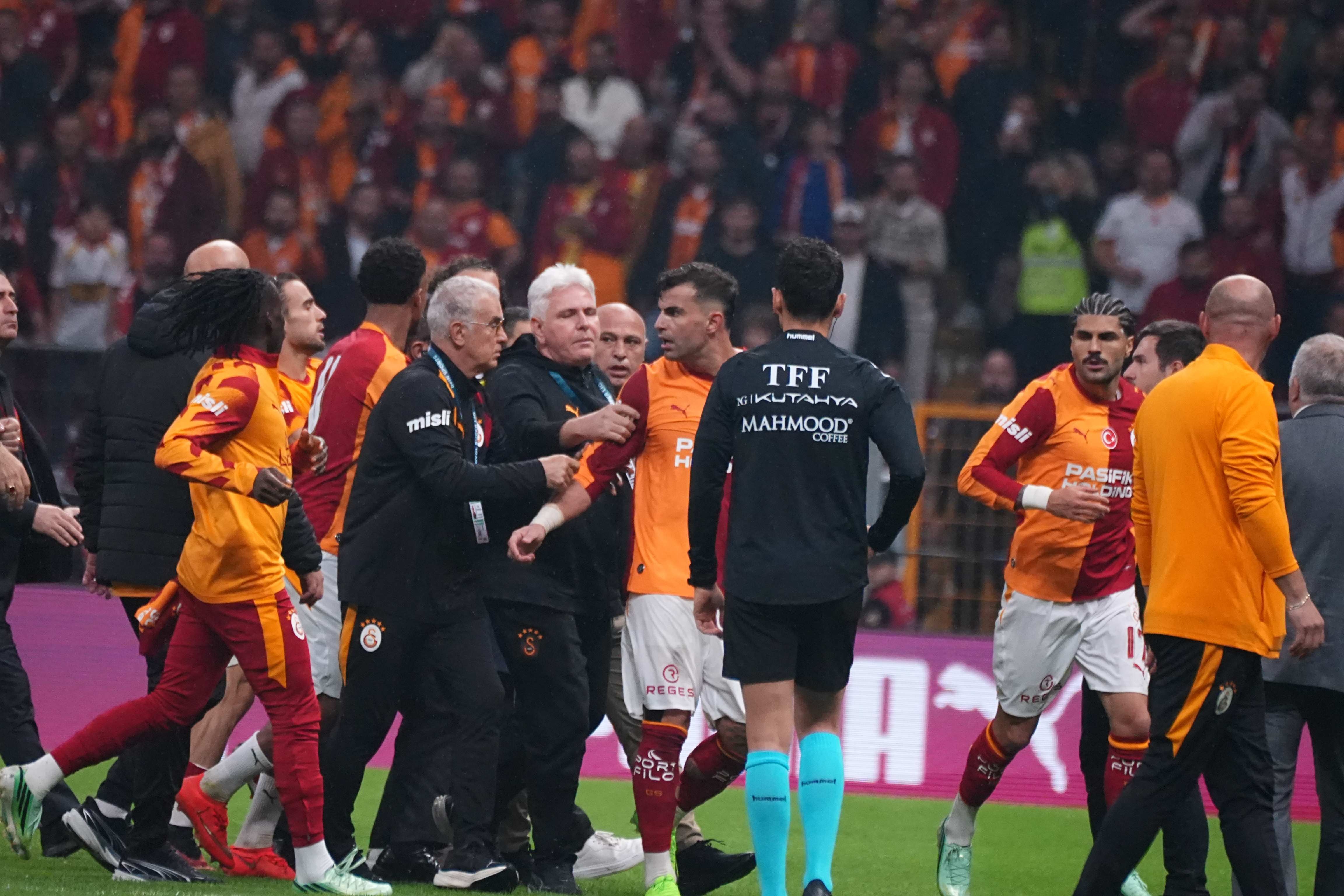 Abdülkerim'e ceza bekleniyor, Galatasaray'da savunma değişiyor