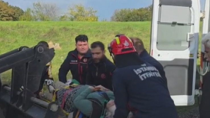 Dere taştı, kolu kırılan kadın kepçeyle karşıya geçirildi
