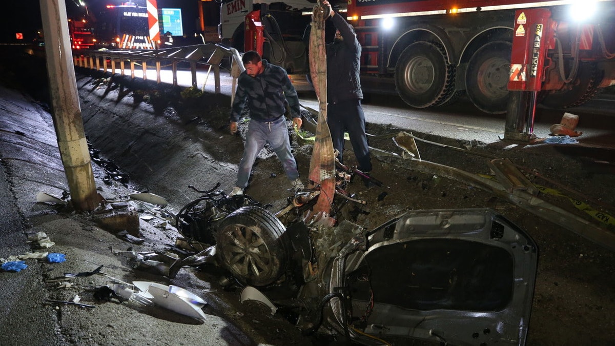 Direğe çarpan otomobil parçalandı: 2 ölü