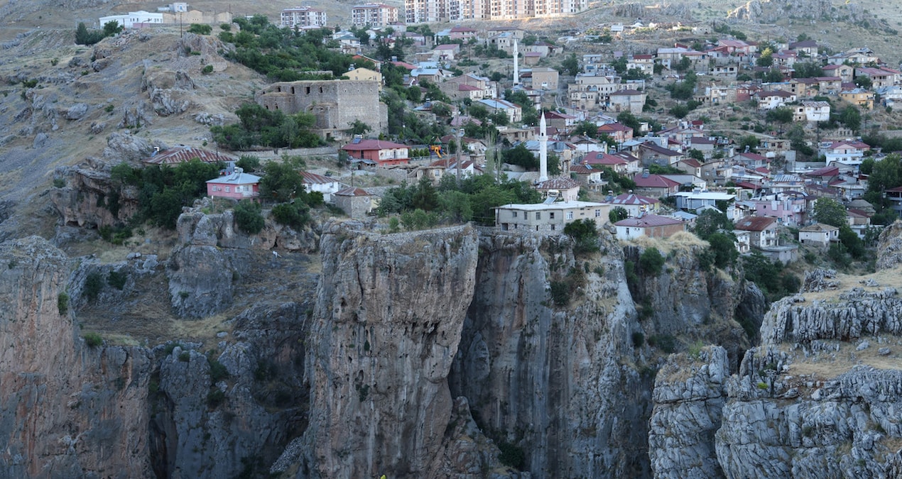 Bu evin bahçesine köprüyle geçiliyor. 168 metre yükseklikte, gören bir daha bakıyor
