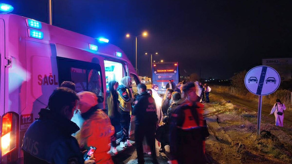 Tur otobüsü TIR’a arkadan çarptı: 10 turist yaralı