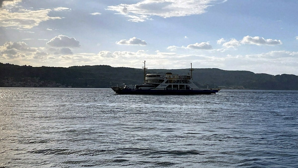 Ege Denizi'nde fırtına: Feribot seferleri iptal edildi