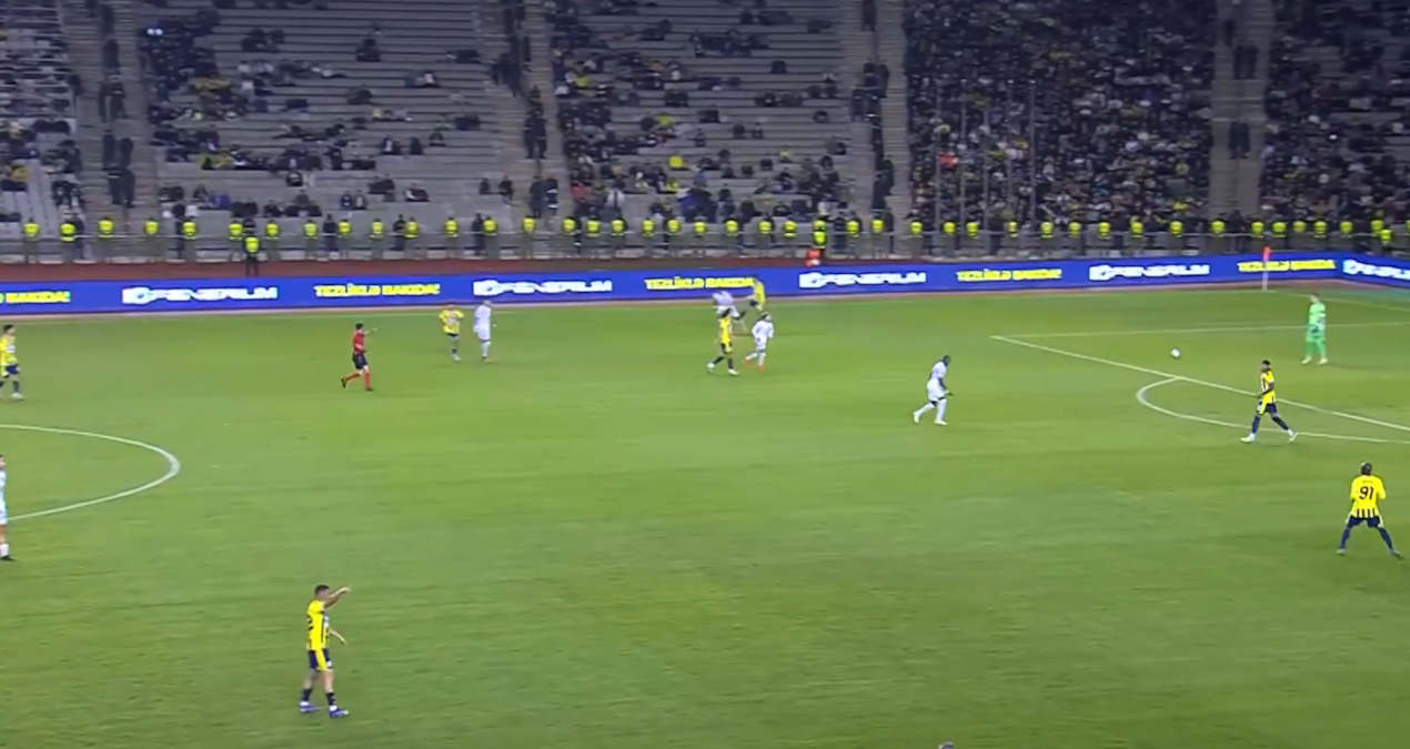 Fenerbahçe’nin hazırlık maçında saha bir anda karıştı! Kırmızı karta rağmen 11’e 11 devam etti