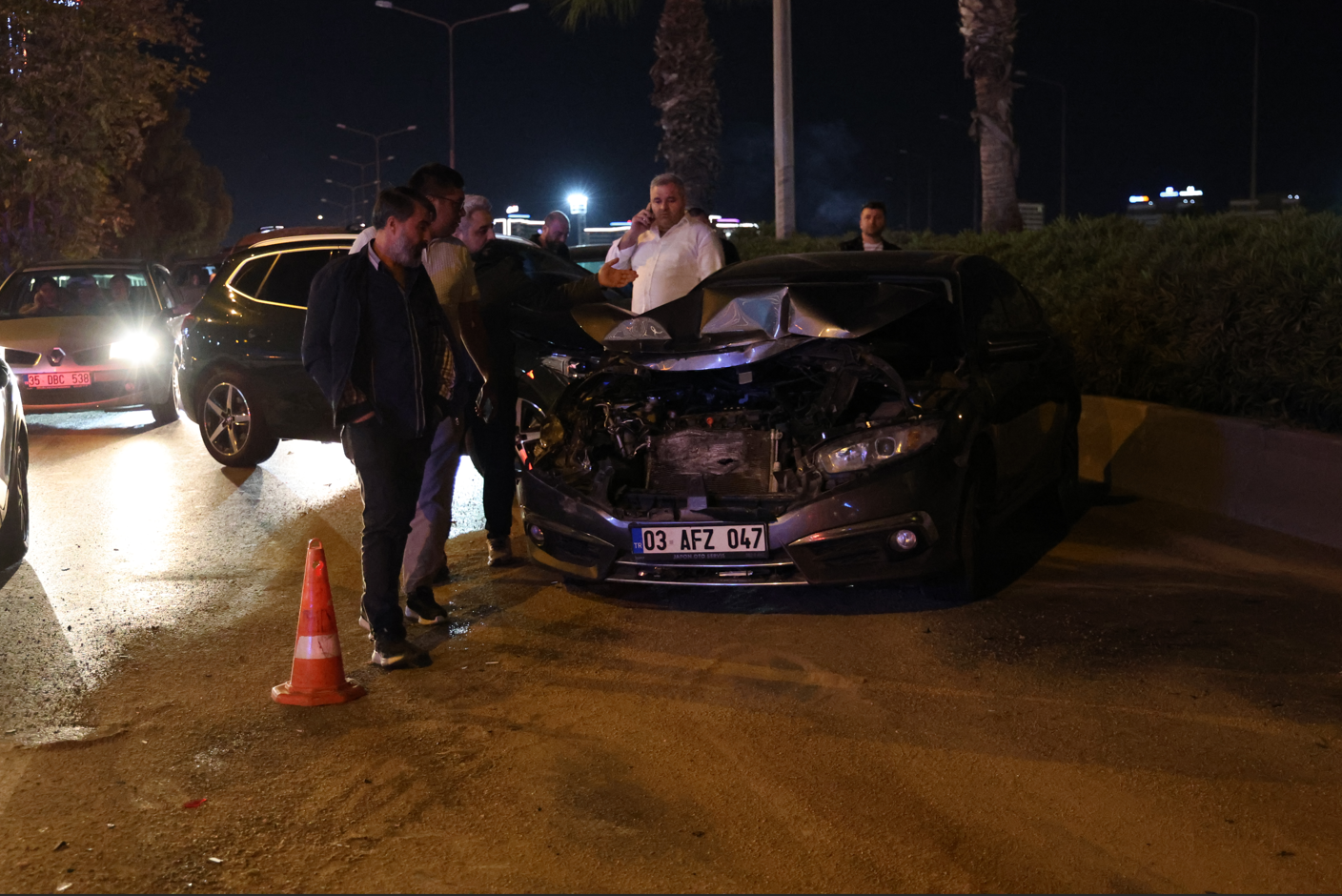 İzmir'de zincirleme kaza: 7 otomobil ve 1 motosiklet birbirine girdi