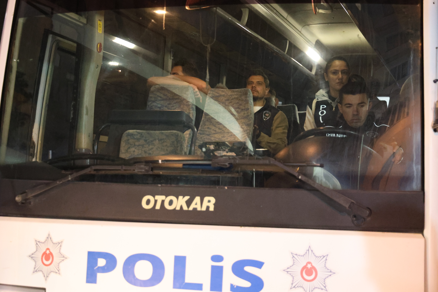 Bayraklı Belediyesi'ne yönelik operasyonda gözaltına alınan 43 şüpheli adliyede