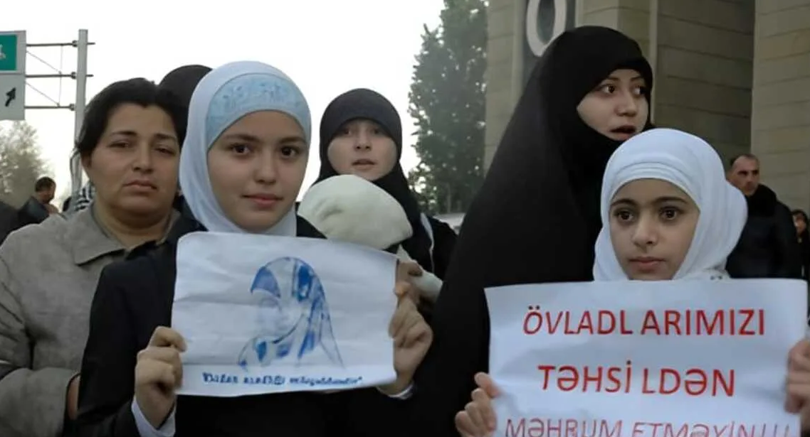 Azerbaycan'daki başörtüsü yasağı, sosyal medya erişimini vurdu