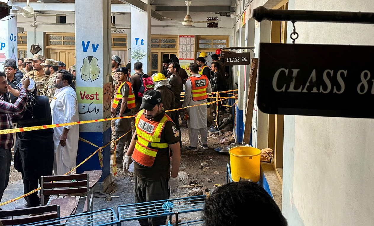 Okulun çatısı öğrencilerin üzerine çöktü: 27 çocuk öldü