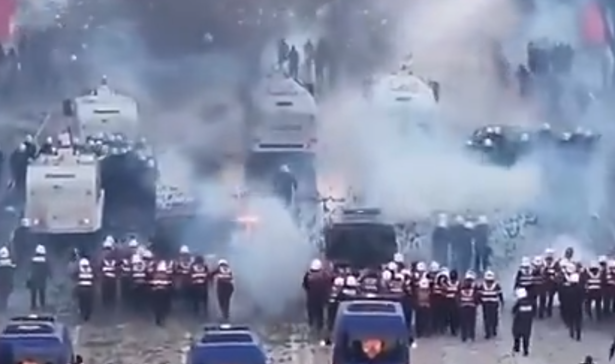 İstifası istenen Başbakan protestoculara seslendi: 'Konuşalım'