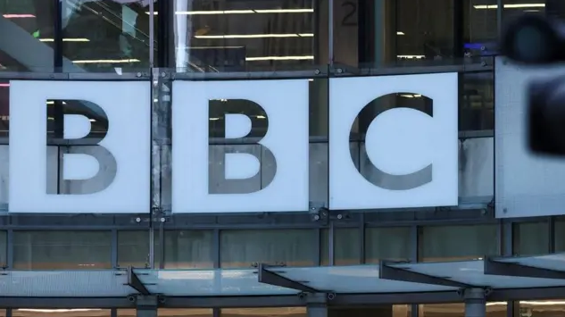 BBC iki televizyon kanalı ve bir radyoyu kapatıyor
