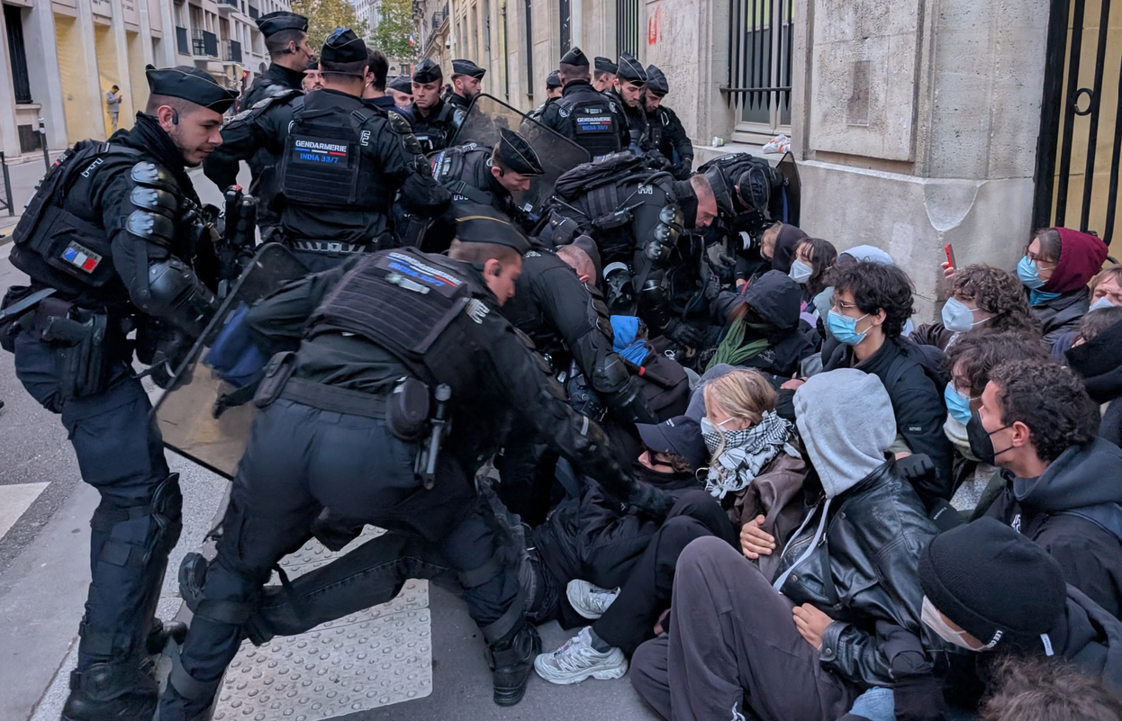 Macron protestolara hazır: 70 bin kişilik polis ordusu seferber edildi