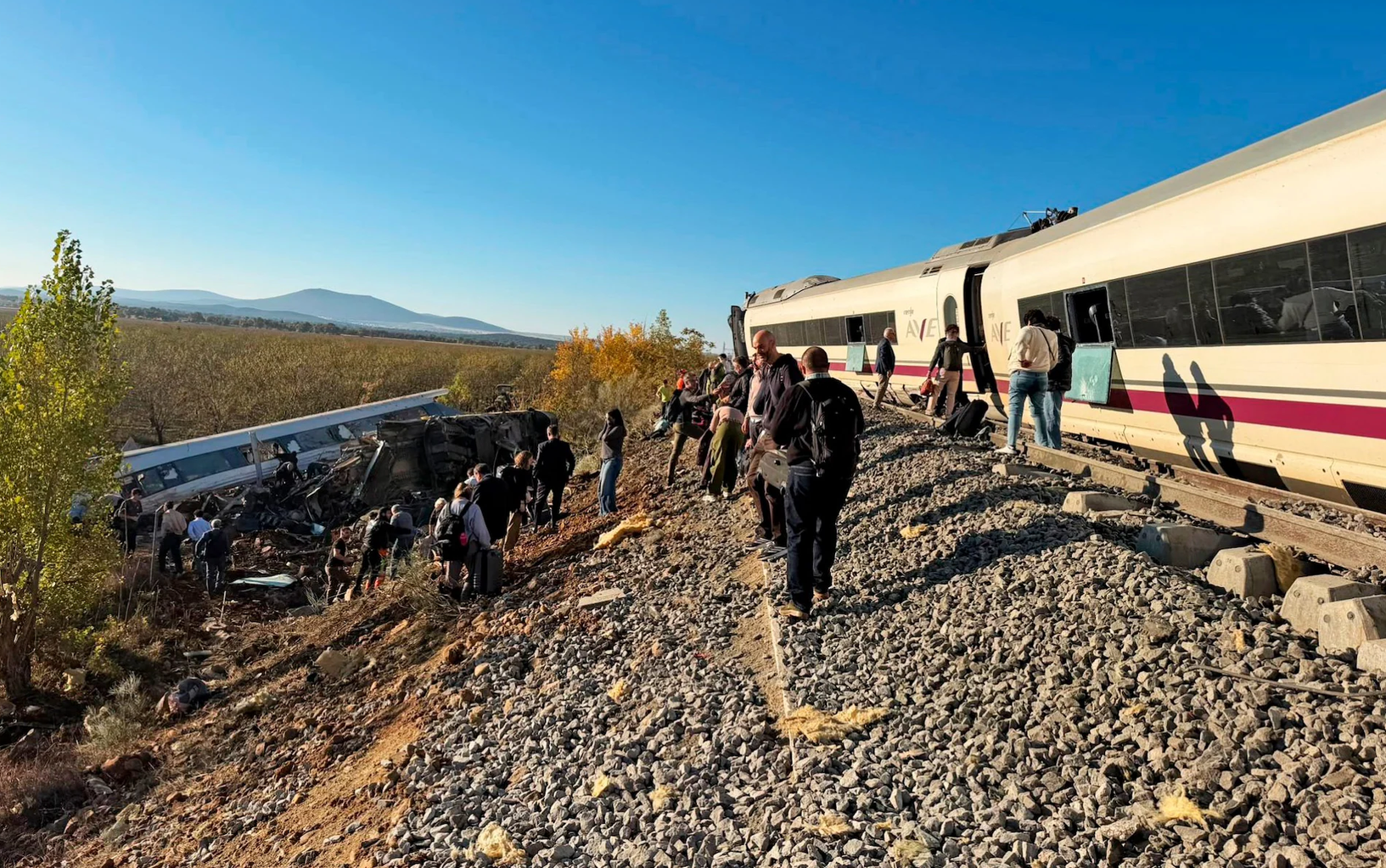 İspanya'da iki hızlı tren kafa kafaya çarpıştı: Çok sayıda yaralı var