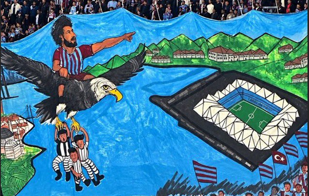 Beşiktaş taraftarını çıldırtan anlar! Trabzonspor tribünlerinin Salah koreografisi çok konuşulur