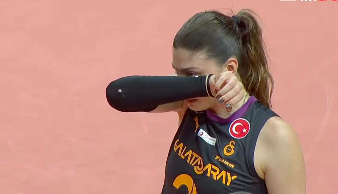 Sakatlık sonrası İlkin Aydın gözyaşlarını tutamadı! VakıfBank-Galatasaray maçına damga vuran anlar