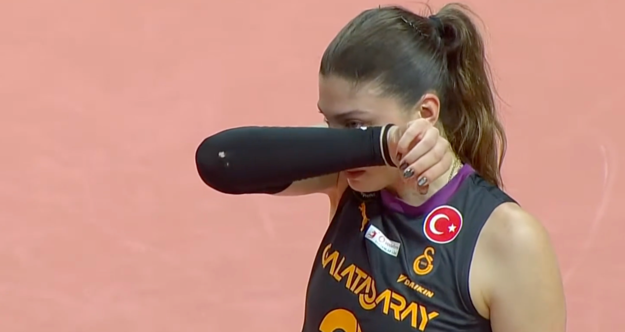Sakatlık sonrası İlkin Aydın gözyaşlarını tutamadı! VakıfBank-Galatasaray maçına damga vuran anlar