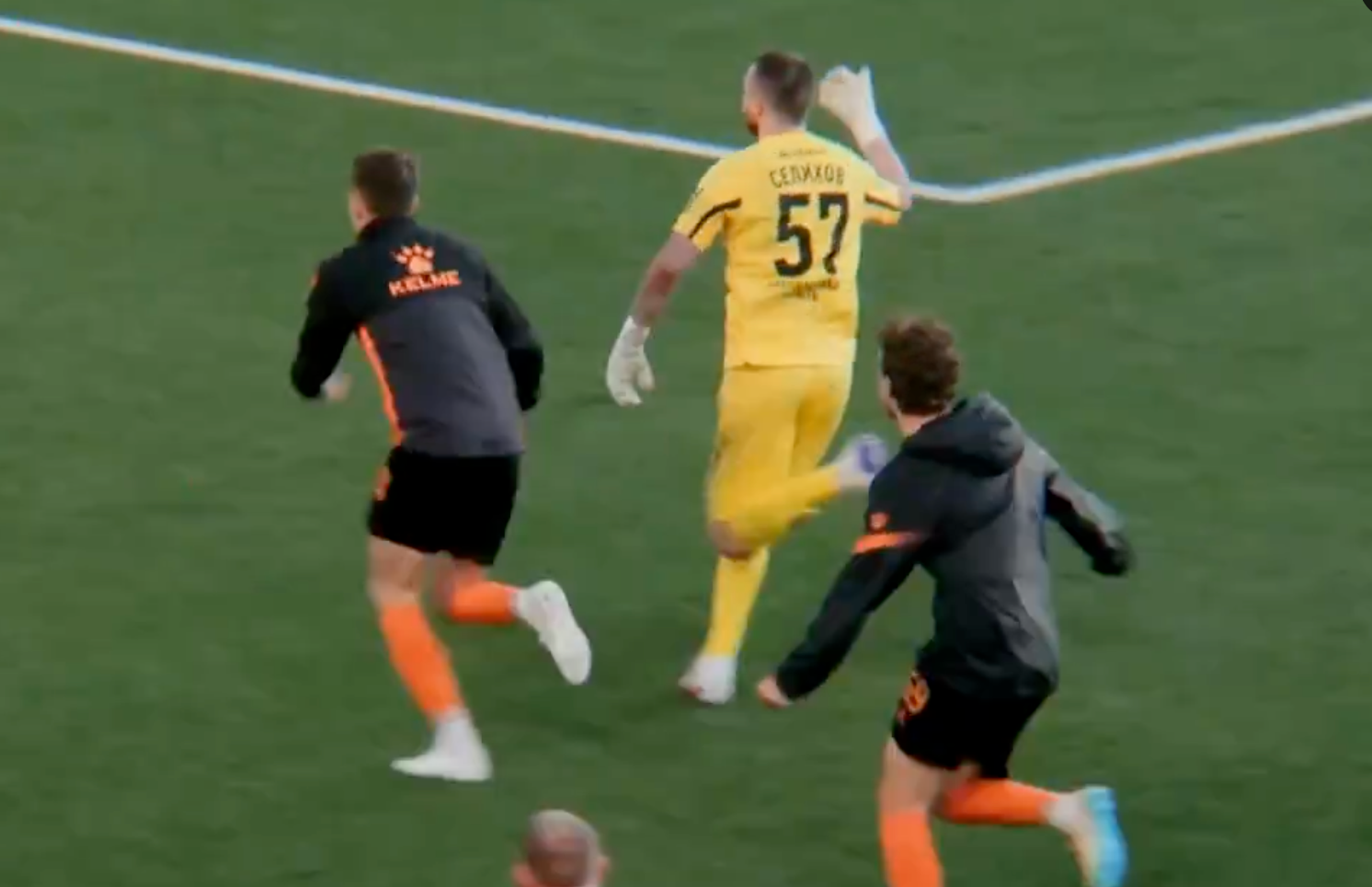 Herkes bu kaleciyi konuşuyor! Son dakikalarda frikikten müthiş gol attı