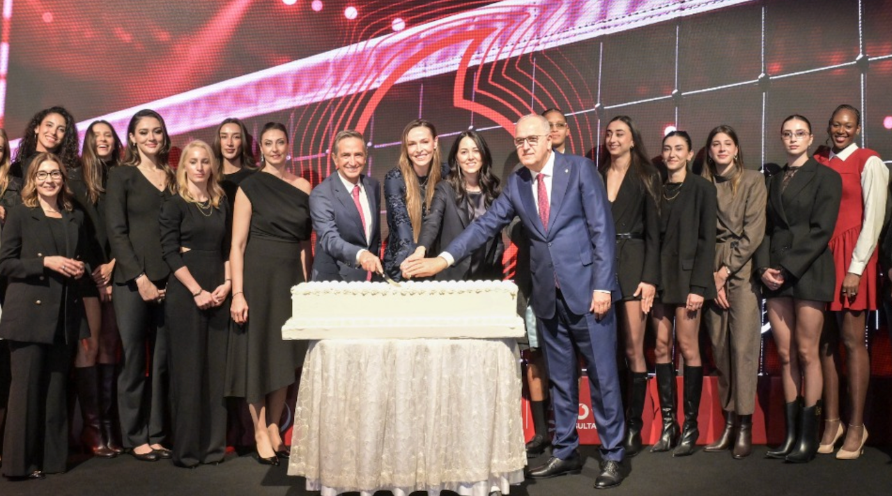 Voleybolda yeni sponsorluk anlaşması oyuncularla kutlandı