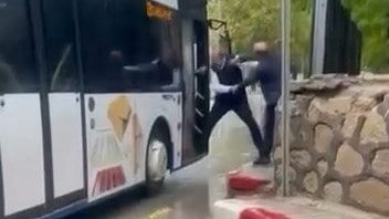 Otobüs şoförüyle tartışan yolcu şemsiyeyle saldırdı