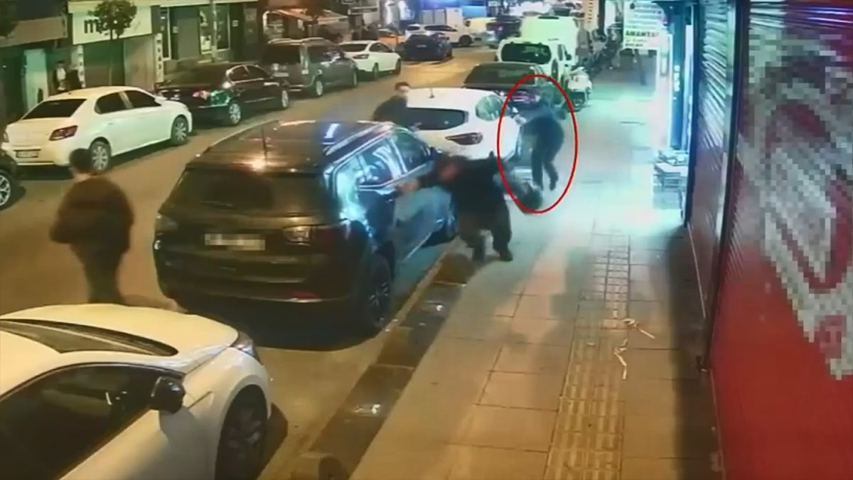 İstanbul'da sokak ortasında silahlı düello