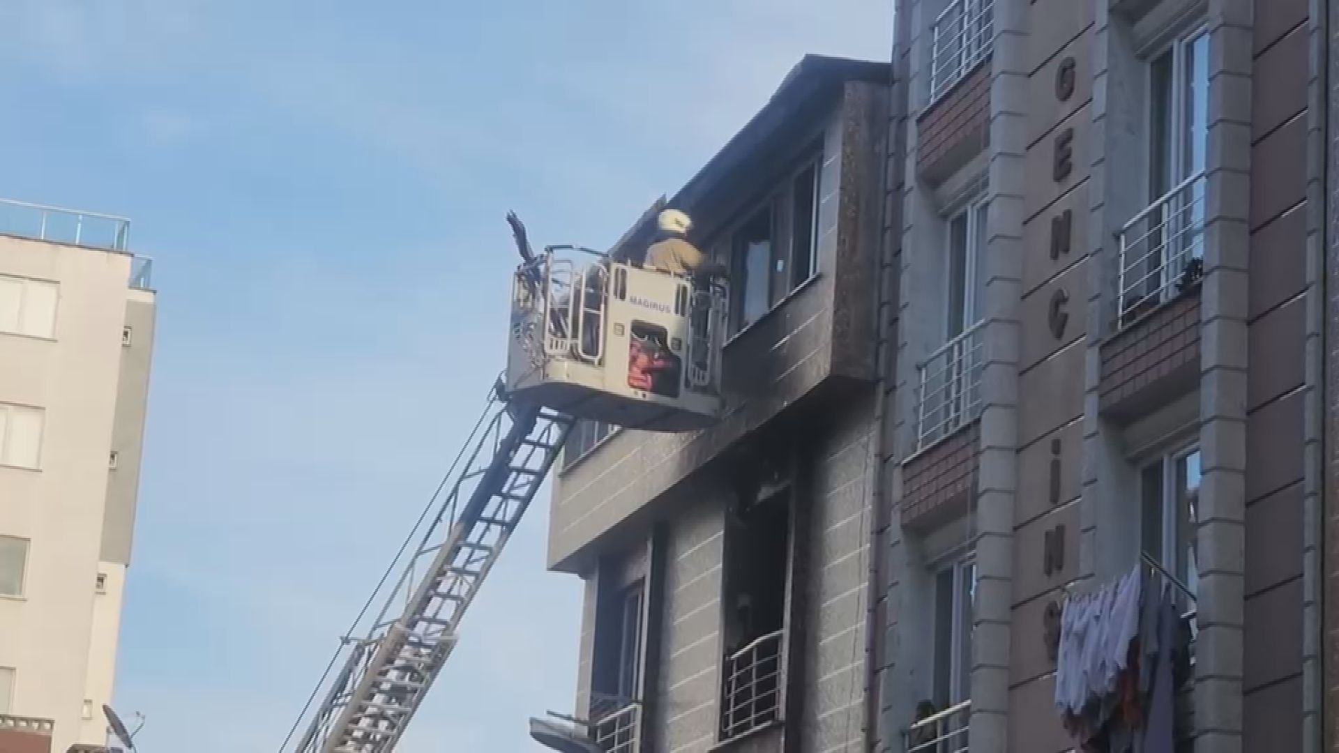 Esenyurt'ta 5 katlı binada korkutan yangın; mahsur kalan 5 kişi kurtarıldı