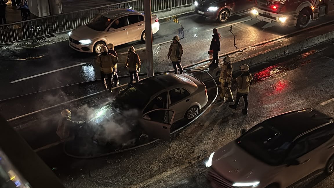 Esenyurt’ta seyir halindeki otomobil yandı