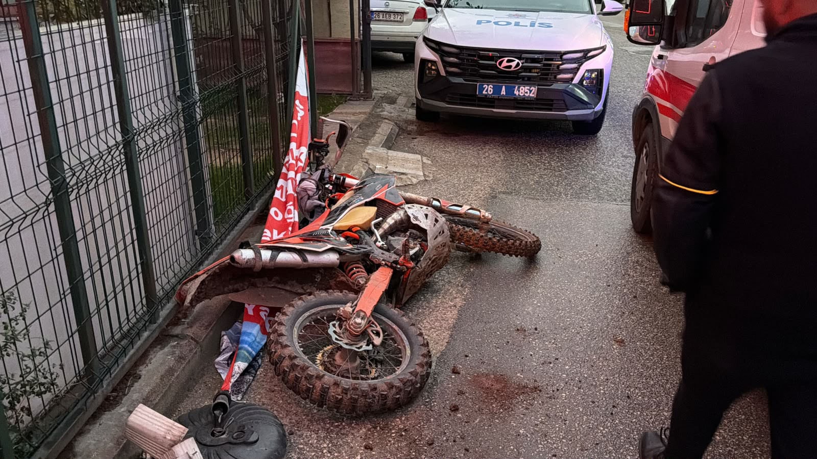 'Dur' ihtarına uymayıp kaçtı, polis aracıyla çarpıştı