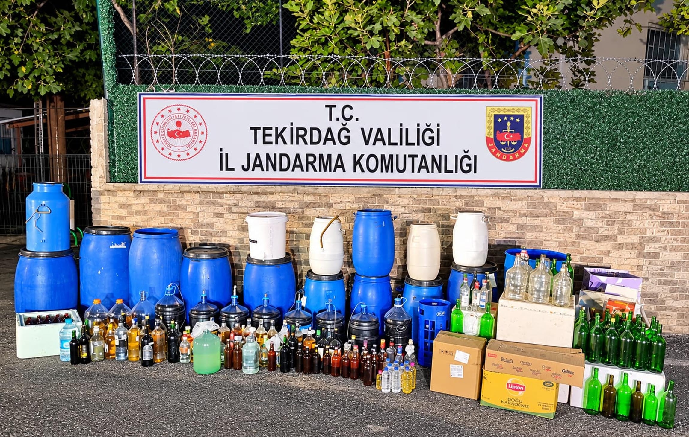 Evde 1 tonun üzerinde sahte şarap ele geçirildi