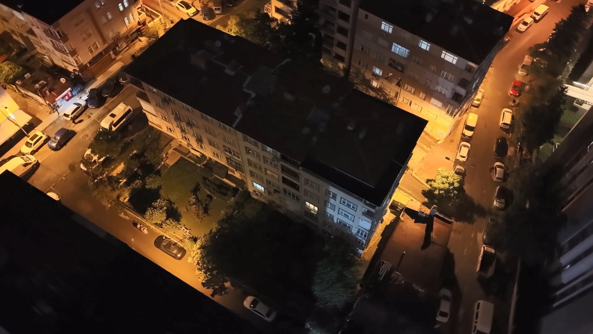 İstanbul'da panik gecesi: Kolonlarından ses gelen 5 katlı bina apar topar boşaltıldı