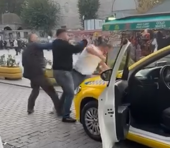 İstanbul'da yolcu kavgası! İki taksici birbirine girdi