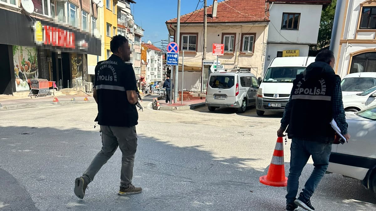 Firmanın kıyafetini giyip kablo çaldılar
