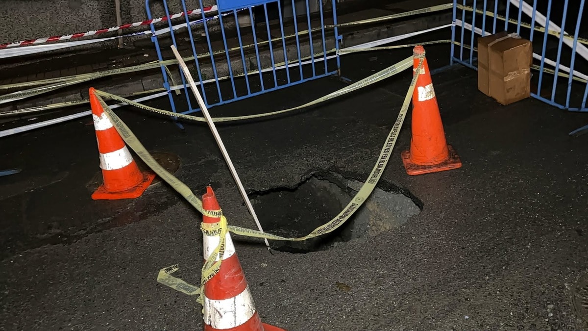 Gaziosmanpaşa’da sağanak sonrası yol çöktü, sokak geçişe kapatıldı