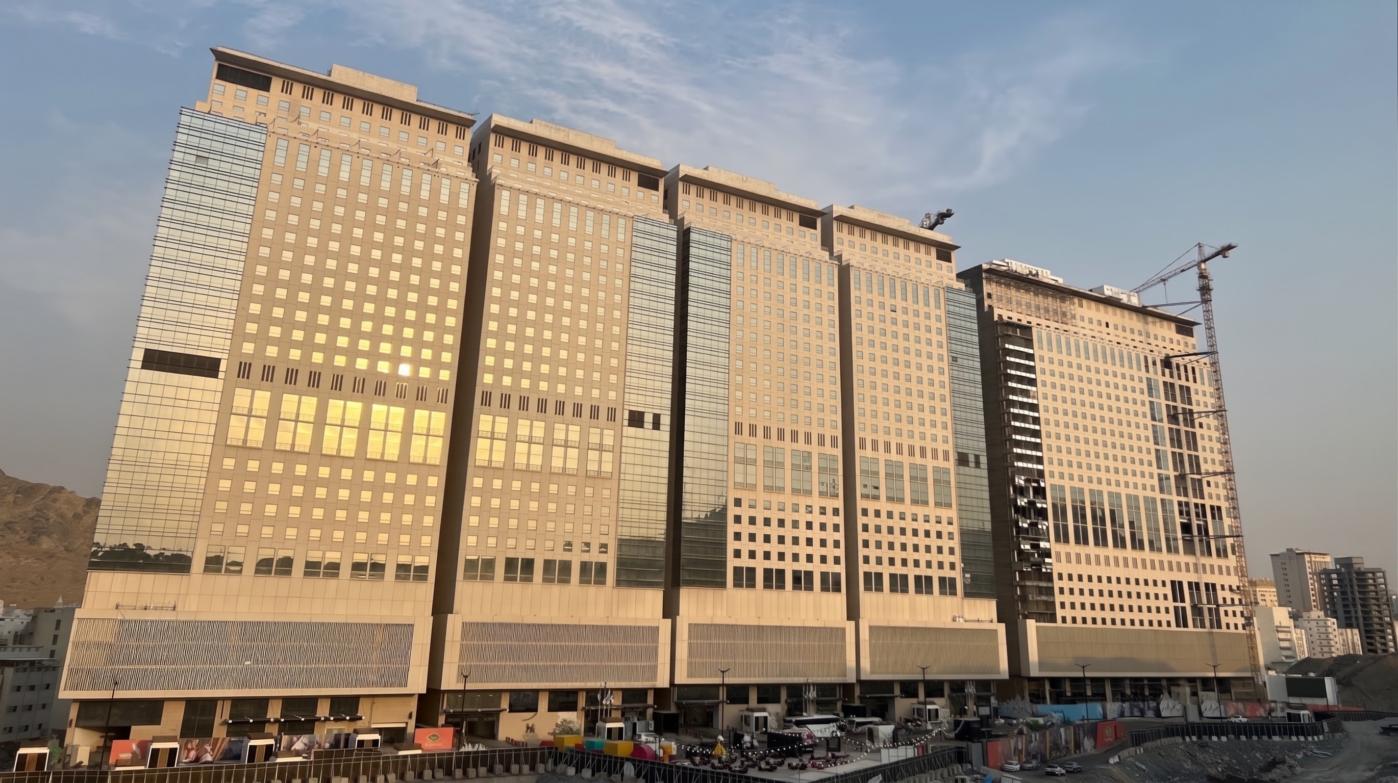 Mekke'nin gözde oteli başka bir devlete satıldı