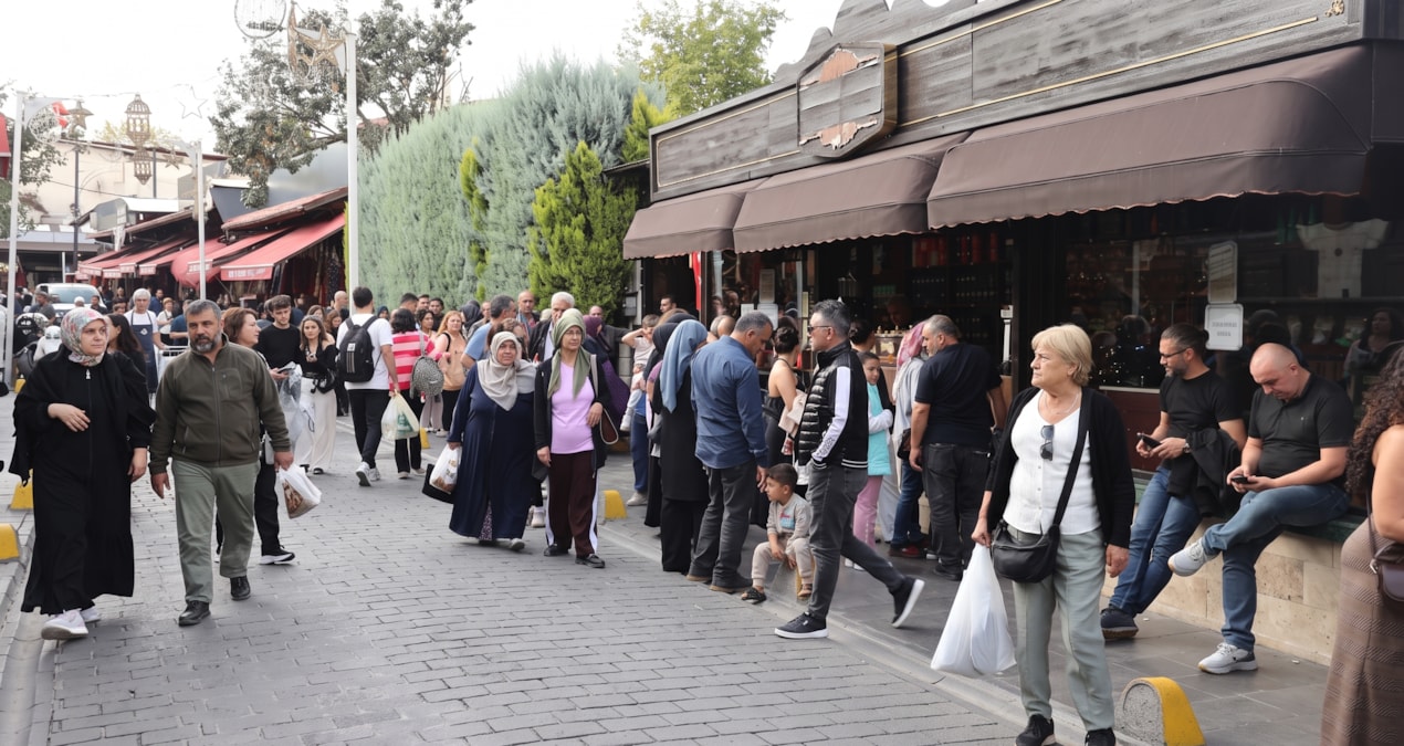 Gaziantep'te turistler tarihi menengiç kahvesini tatmak için uzun kuyruklar oluşturuyor