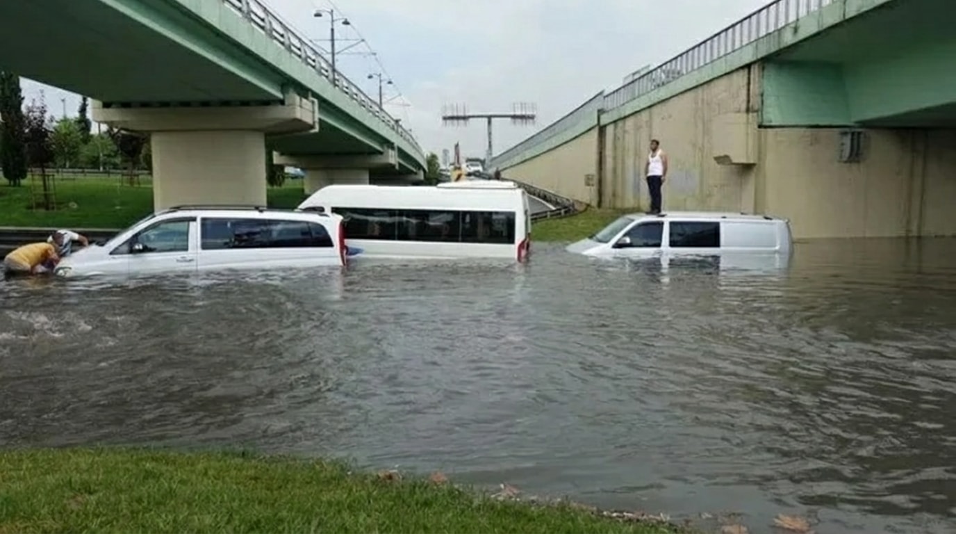 İstanbul sular altında kaldı: Aracınız suya gömüldüyse bu hamleyi yaptığınız an perte çıkıyor
