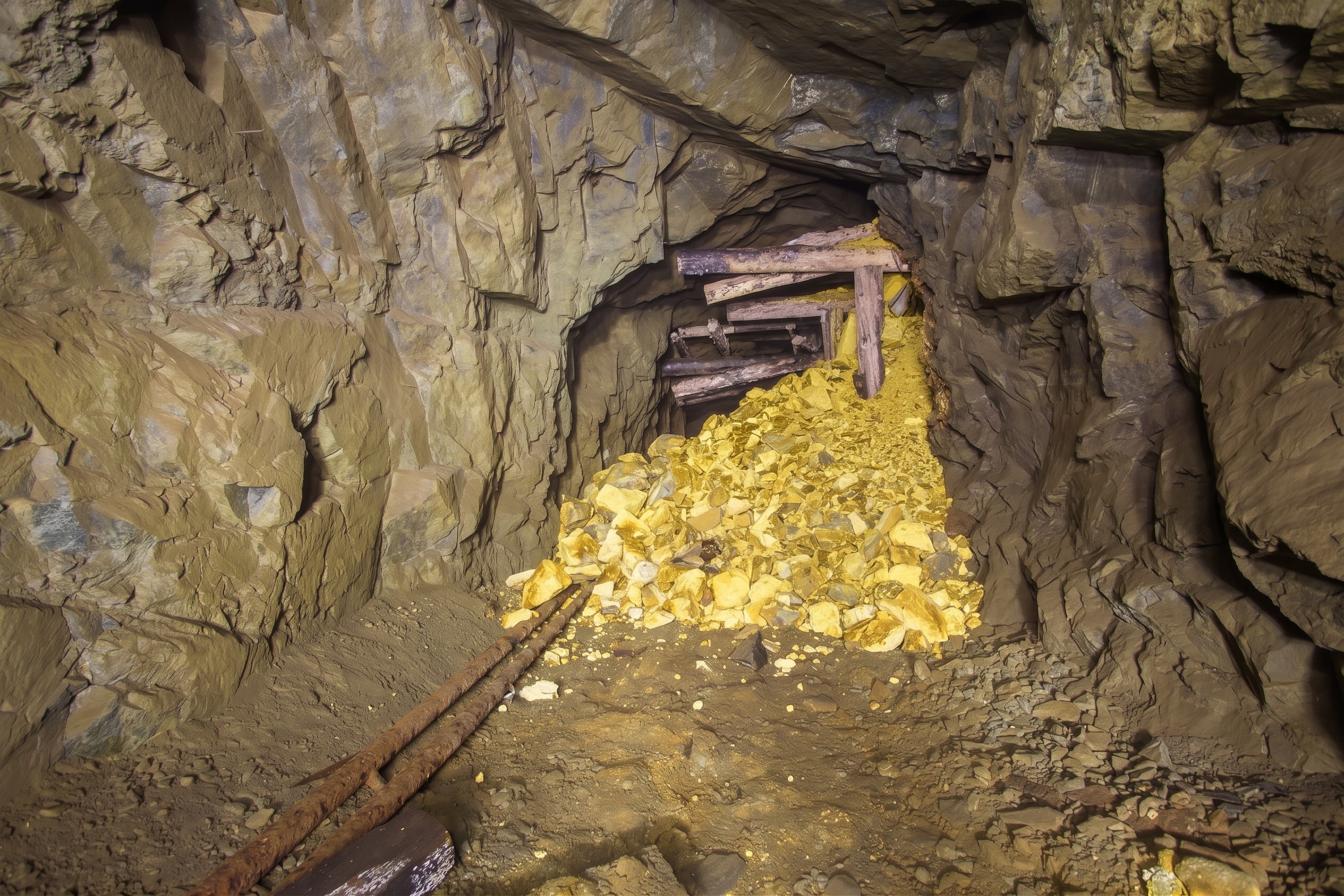Kimsenin cesaret edemediği yere inip milyonlarca ton altın çıkardılar