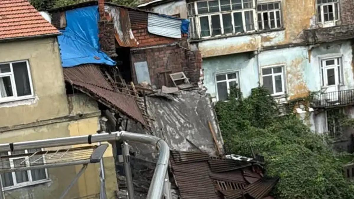 Sağanakta hasar gören ev tamamen çöktü