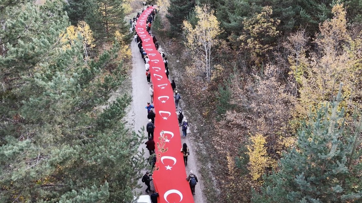 Gümüşhane’de 100 metrelik bayrakla Cumhuriyet yürüyüşü