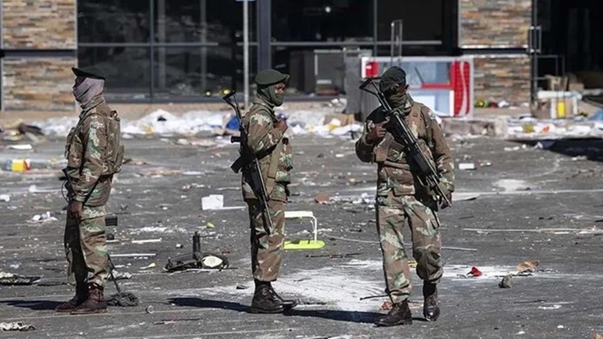 Güney Afrika’da halk ayaklandı, ordu sokağa indi