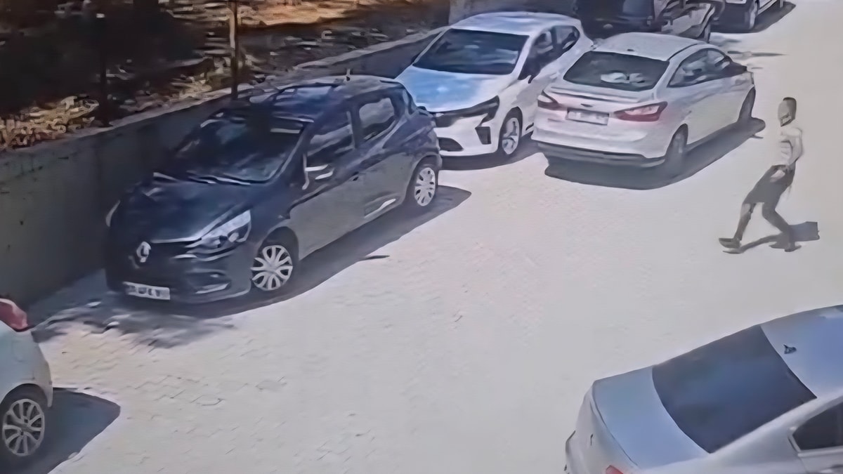 Hatay’da otomobil park yerinde hareket etti: Güvenlik görevlileri kazayı önledi