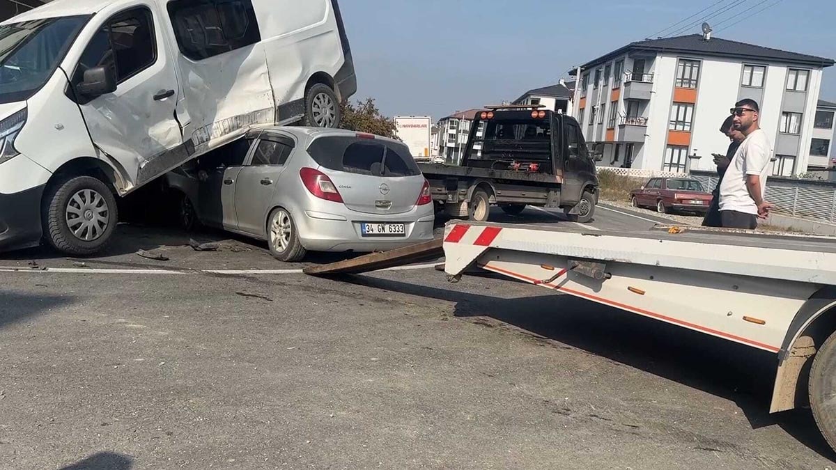 Düzce’de otomobil ile minibüs çarpıştı: Araçlar park halindeki otomobile çarparak durdu
