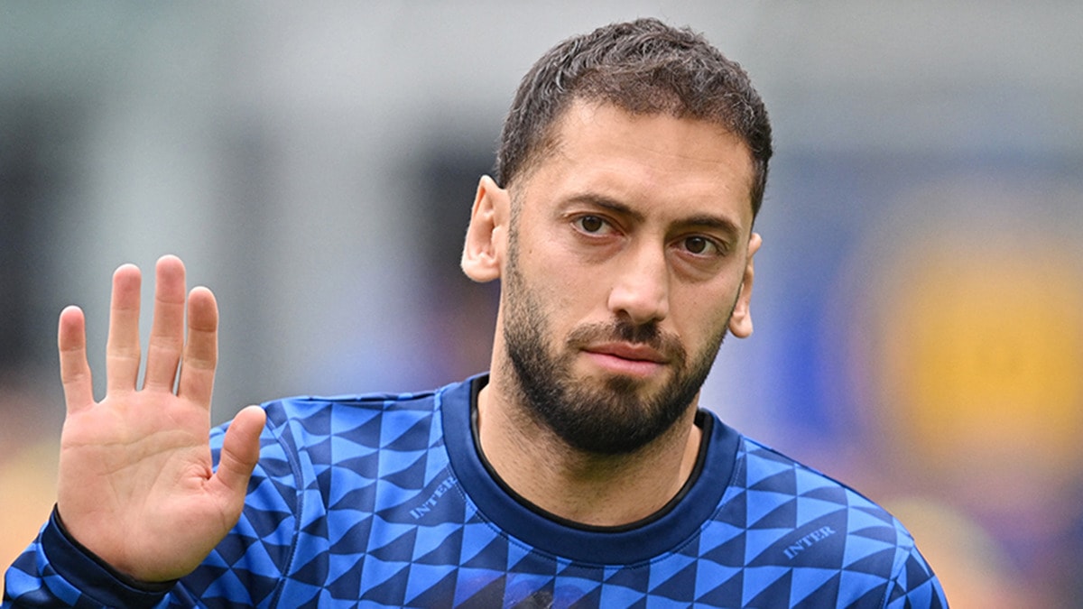 Hakan Çalhanoğlu'nu ezeli rakibe önerdi! Takımın çehresini değiştirir
